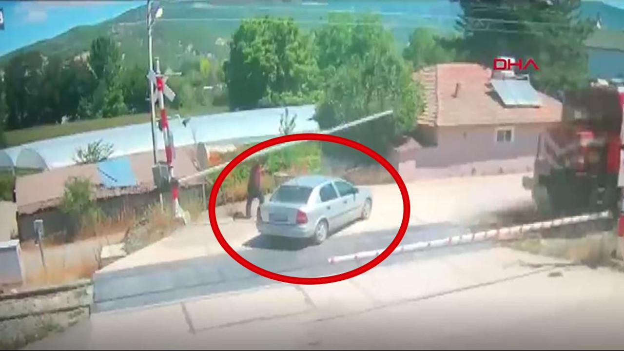 Bariyerleri eliyle kaldırmak istedi. Aracı tren altında kaldı makiniste durması için el salladı.