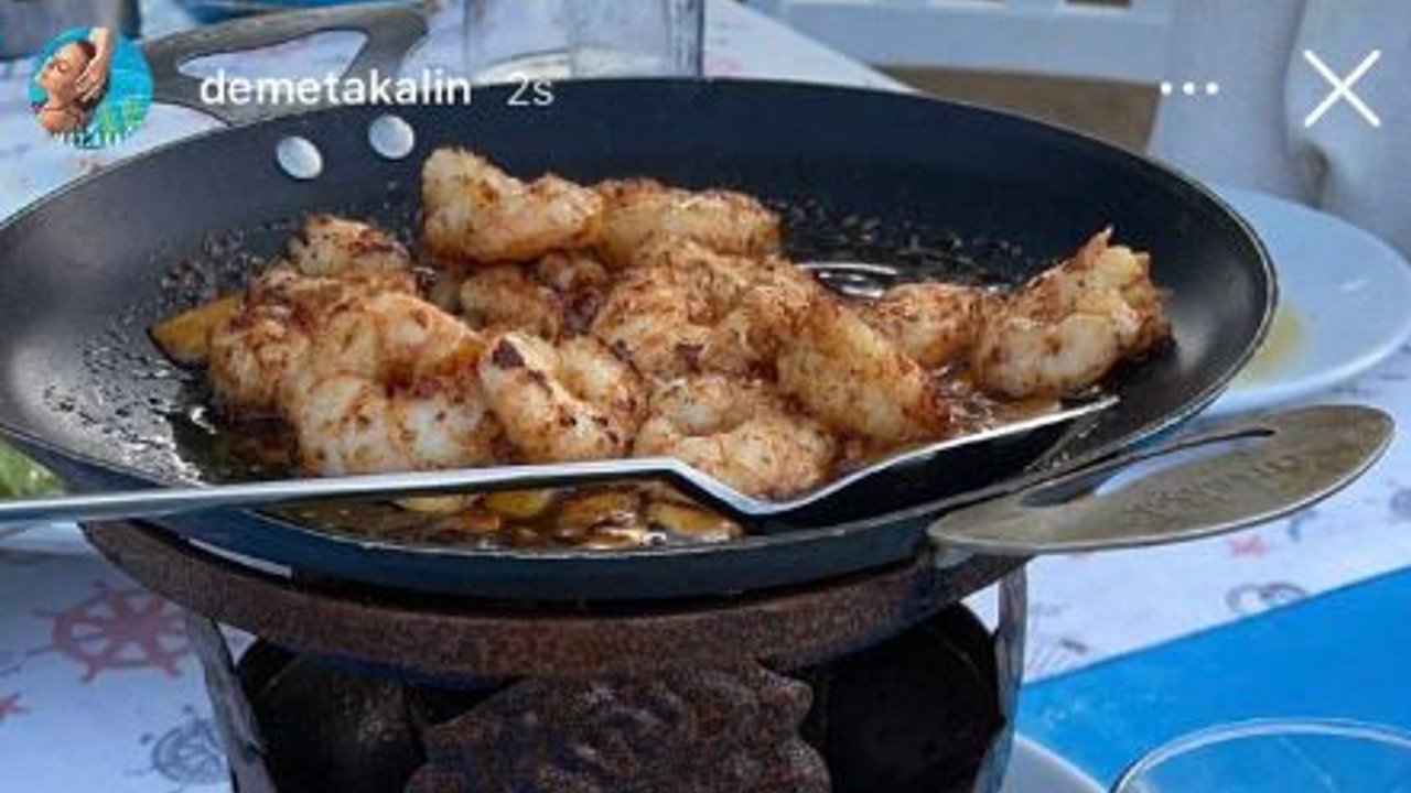 Diyanet yengeç, kalamar, midye haram deyince. Saray davetlerinin önemli ismi Demet Akalın bu fotoğrafı paylaştı