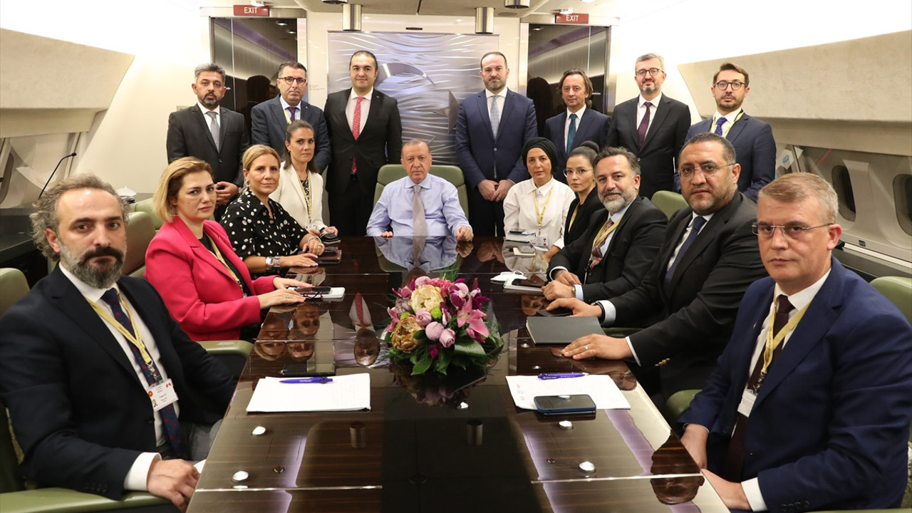 Can Ataklı açıkladı: Erdoğan'ın uçağında gazetecilerin eline hangi soru verildi