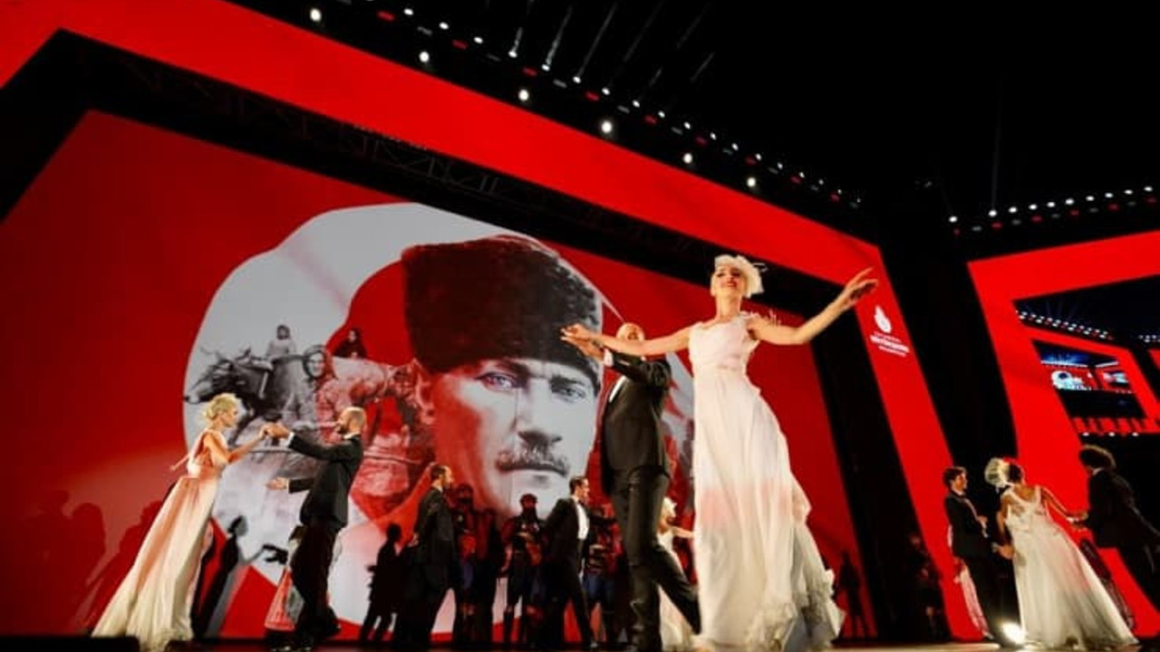 İBB personelinden Zafer Bayramı kutlamalarında vals gösterisi