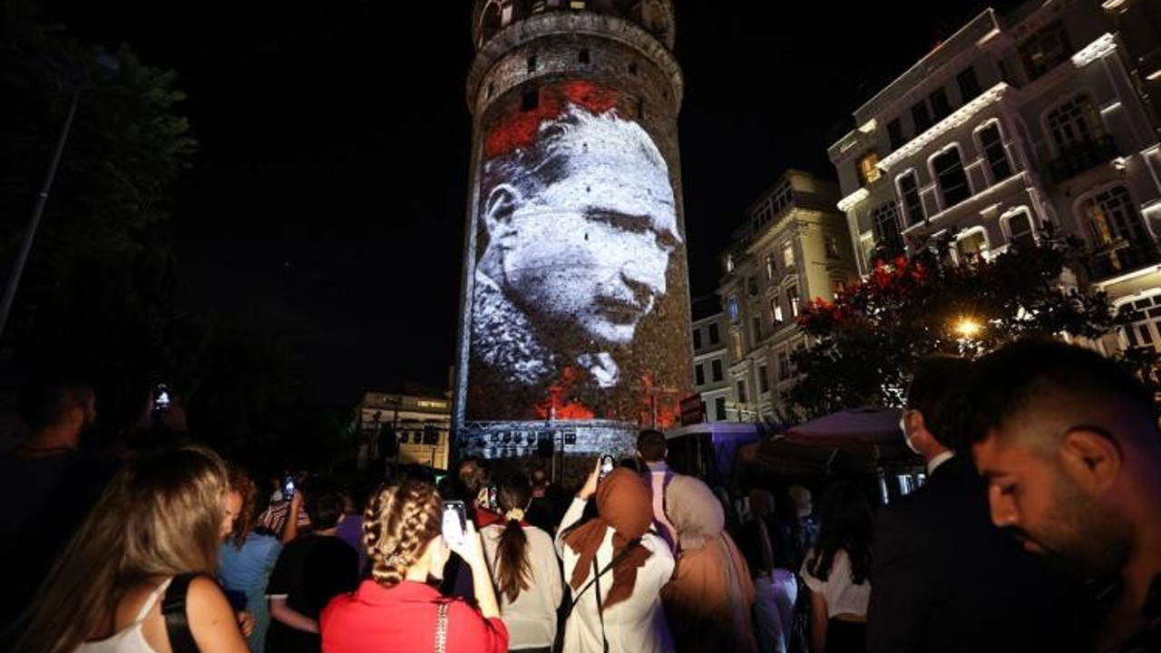 Galata Kulesi'nde 30 Ağustos Zafer Bayramı'na özel görsel şölen