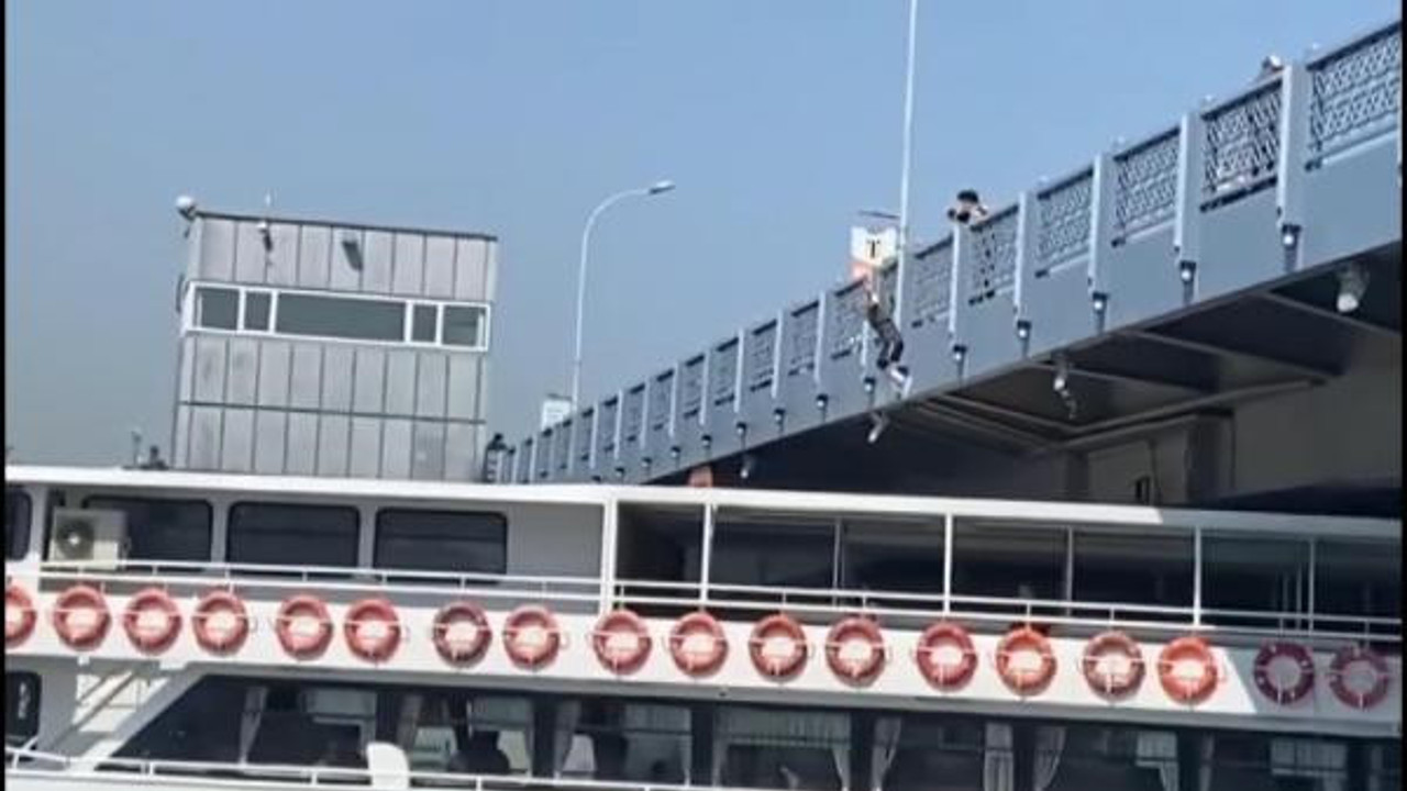 Beğeni almak için Galata Köprüsü'nden hareket eden gemiye atladı