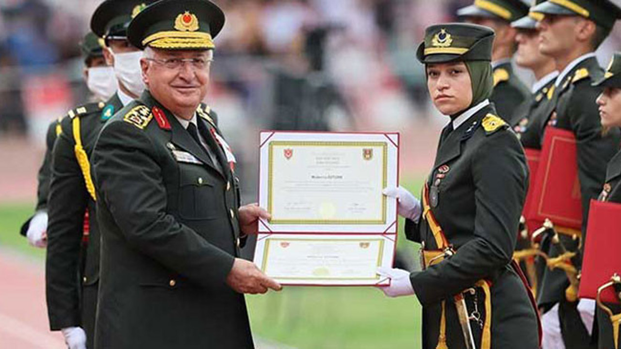 Kara Harp Okulu'nda ilk türbanlı mezun! Diplomasını Genelkurmay Başkanı Yaşar Güler verdi