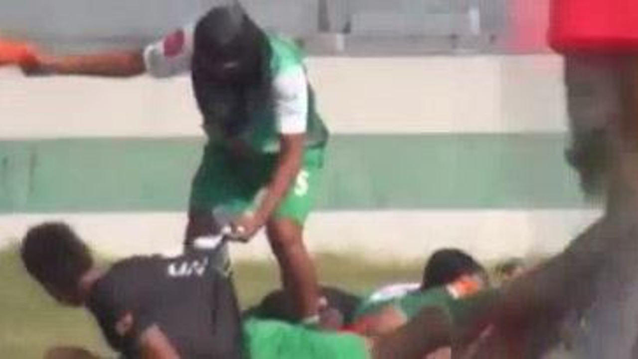 Bir anda bütün sahayı istila ettiler. Futbolcular ne olduğunu anlamadı