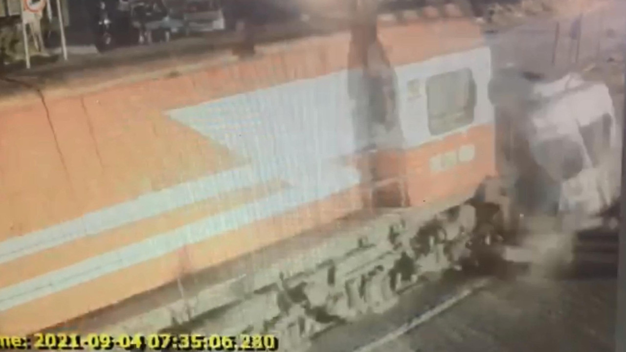 Yük treni işçi servisine çarptı! Hemzemin geçitte can pazarı yaşandı