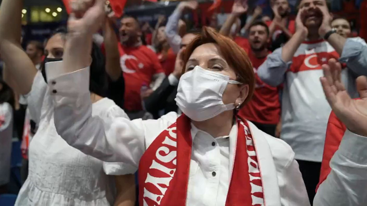 Meral Akşener Cumhuriyet’in kızlarını yalnız bırakmadı