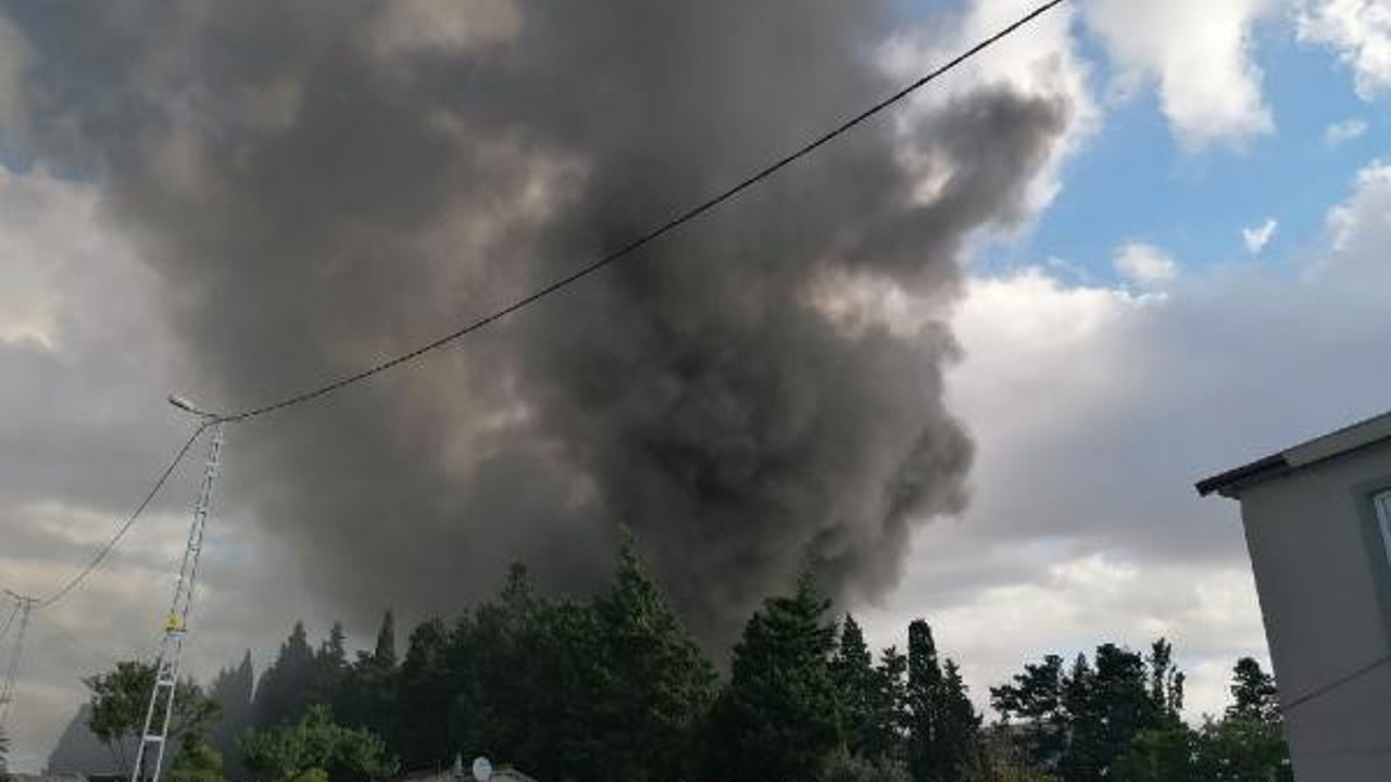 Silivri'de plastik fabrikasında yangın. Dumanlar gökyüzünü kapladı