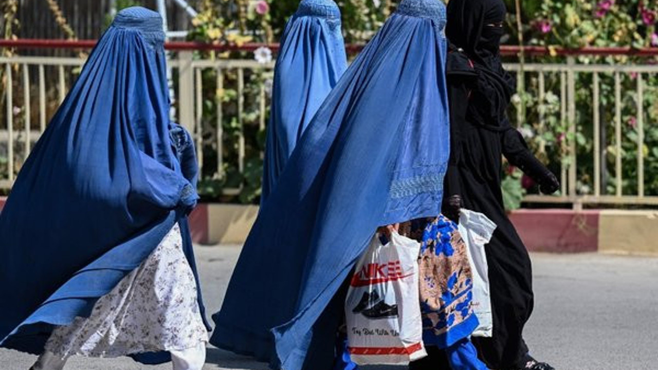 Ölüm korkusu İngiliz askerlerine burka giydirdi