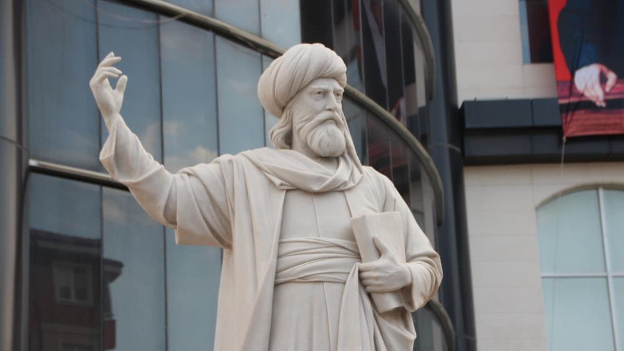 11 tonluk mermerden Şeyh Edebali heykeli ve Kayı Anıtı