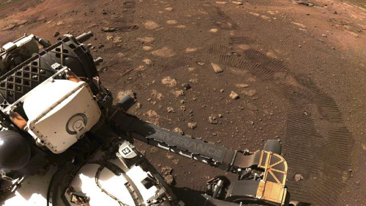 NASA'nın keşif aracı Mars’tan ilk kaya örneğini aldı