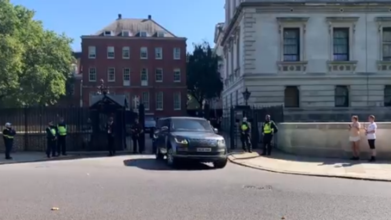 İngiltere Başbakanı Boris Johnson’ın ofisinin önündeki paket ortalığı karıştırdı