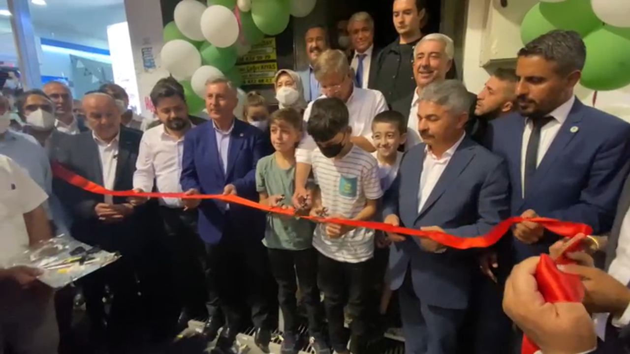 Davutoğlu kurdeleyi çocuklara kestirdi