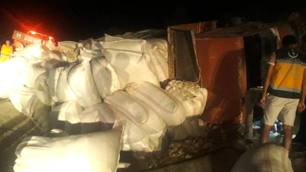 Mersin'de saman yüklü kamyon devrildi: 1 ölü, 2 yaralı