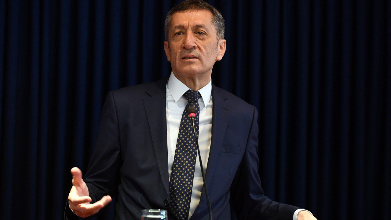 Yeni imajıyla görenler tanıyamıyor... Milli Eğitim eski Bakanı Ziya Selçuk görevi bıraktı, çok değişti!