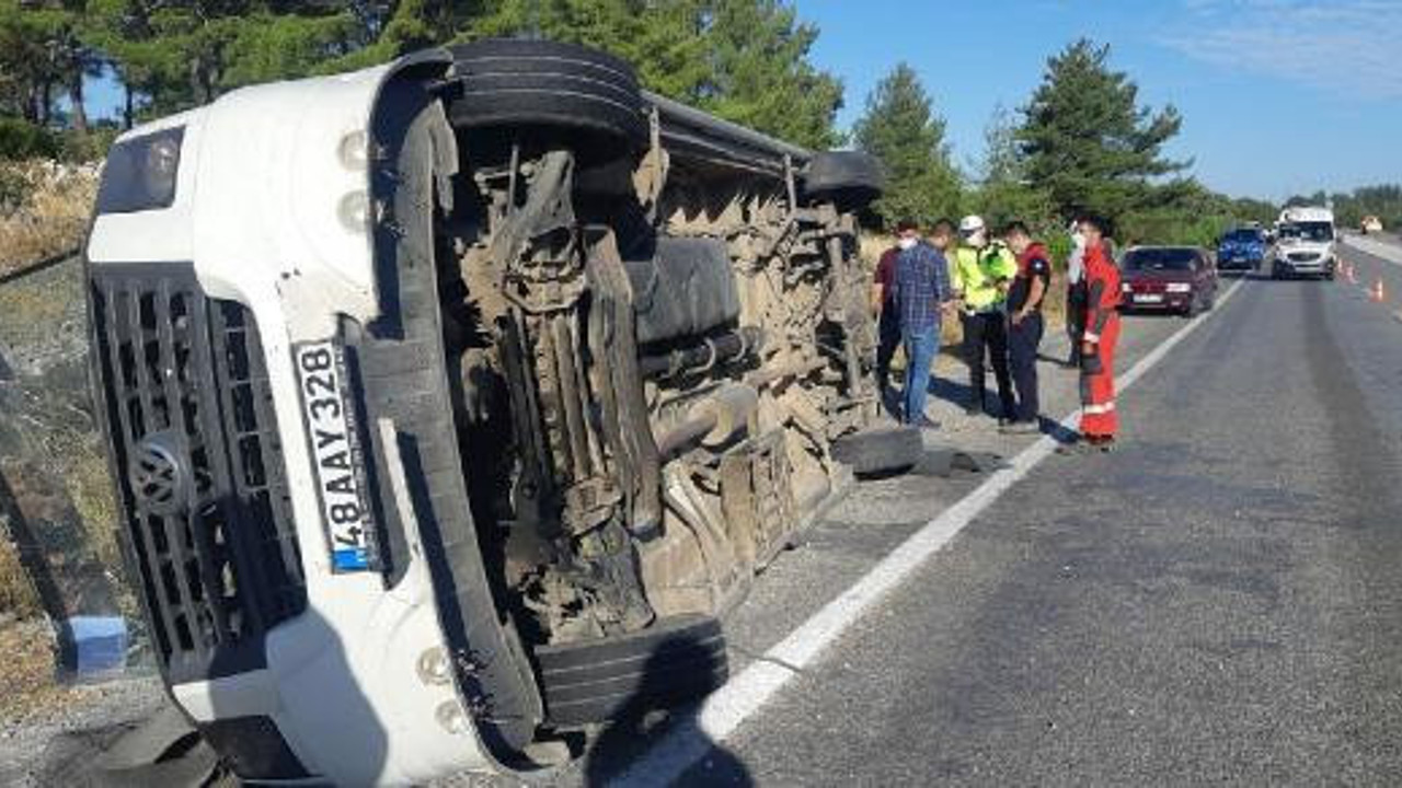 Tur otobüsü öğrenci servisiyle çarpıştı. Ölü ve yaralılar var