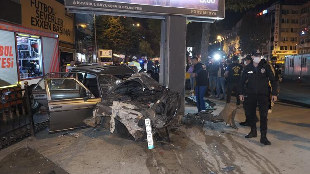 Beşiktaş'ta otomobil reklam tabelasına çarptı: 1 yaralı