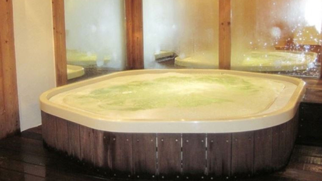 Rektörün lüks düşkünlüğü: Jakuzi, balon salıncak, led ışıklı makyaj aynası