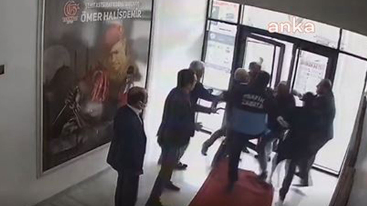 AKP’li başkan belediye binasında vatandaşı tekme tokat dövdü