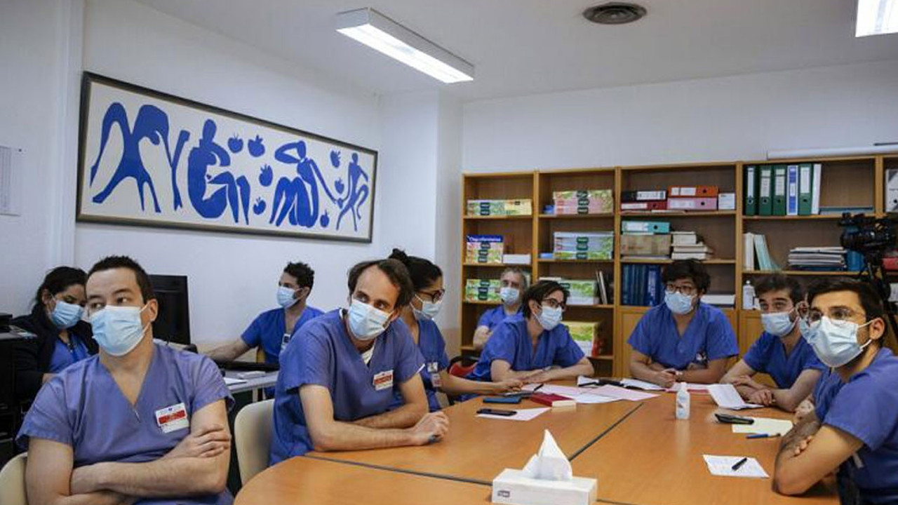 Aşı olmayan 3 bin sağlık çalışanı açığa alındı