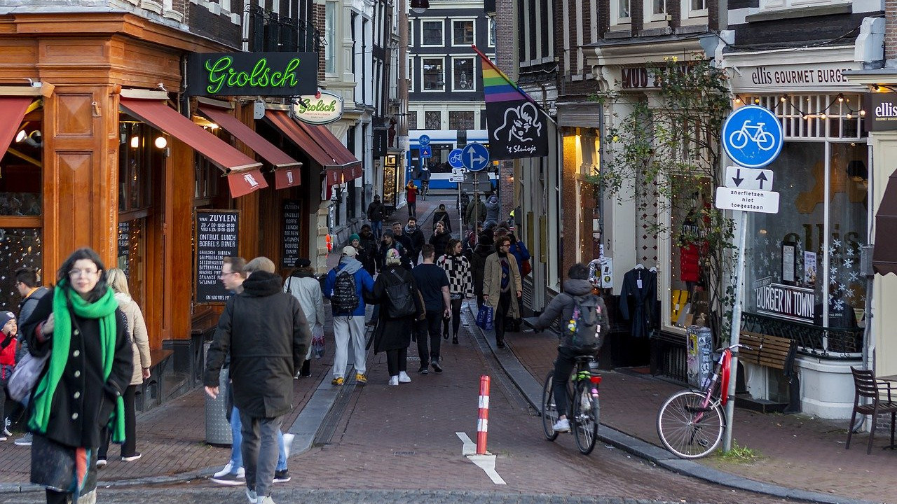 Hollanda'nın boyu kısalıyor