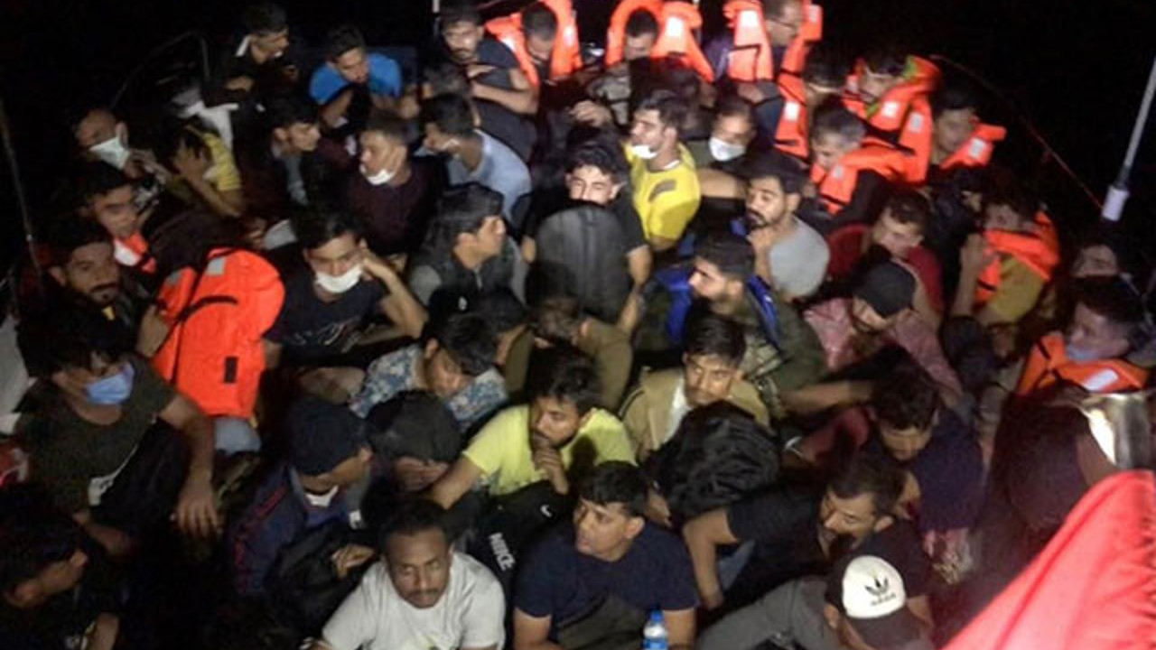 Çanakkale Boğazı'nda yelkenli teknede 58 göçmen yakalandı