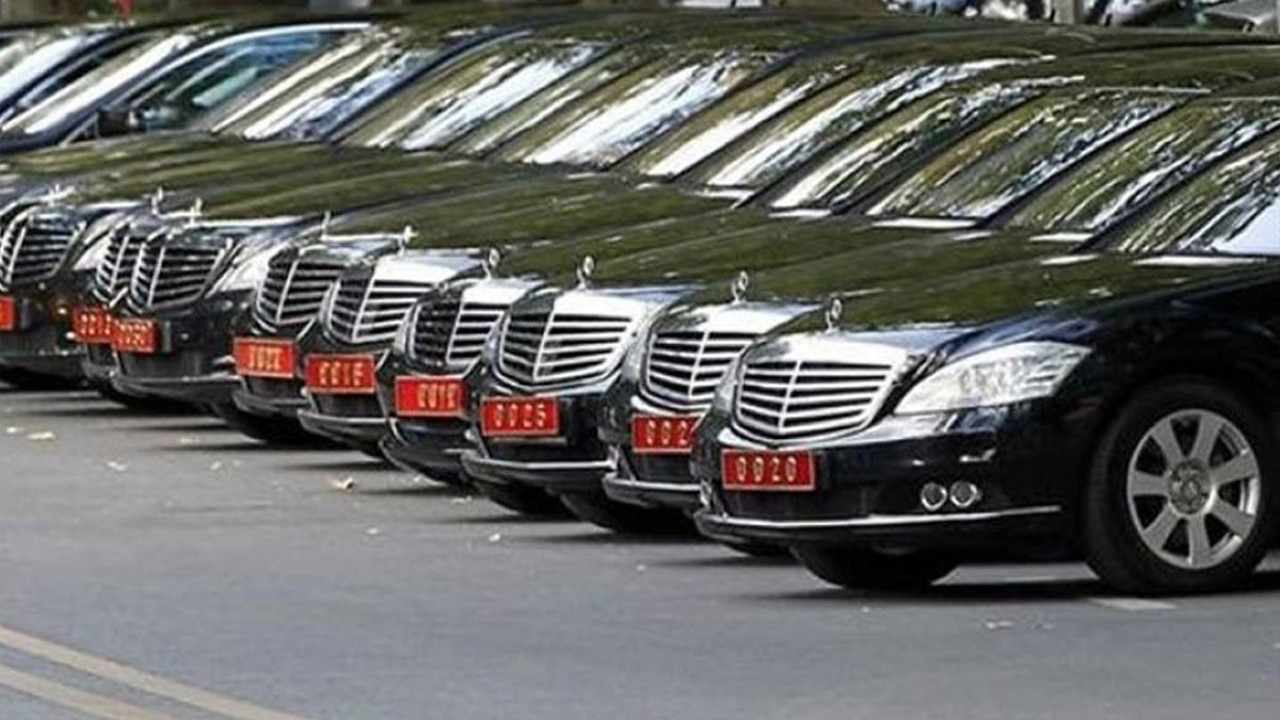 Kamu aracı bakan eşinin bir koli özel yumurtası için İzmir'e sefere yaptı