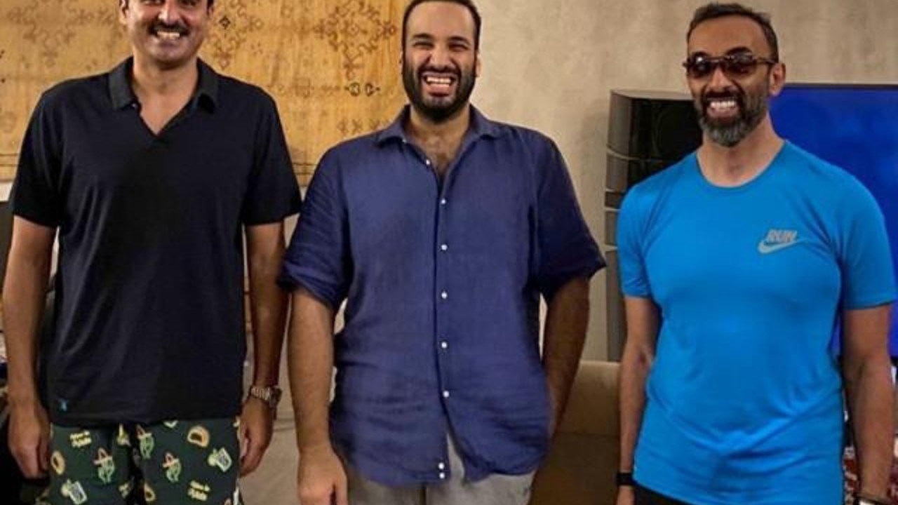 Arap prensler bir araya geldi. Şortlarını görenler dönüp tekrar baktı