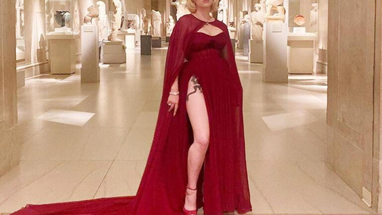 O dövmeyi asla görmeyeceksiniz demişti. Billie Eilish önce saç rengini sonra tarzını değiştirdi