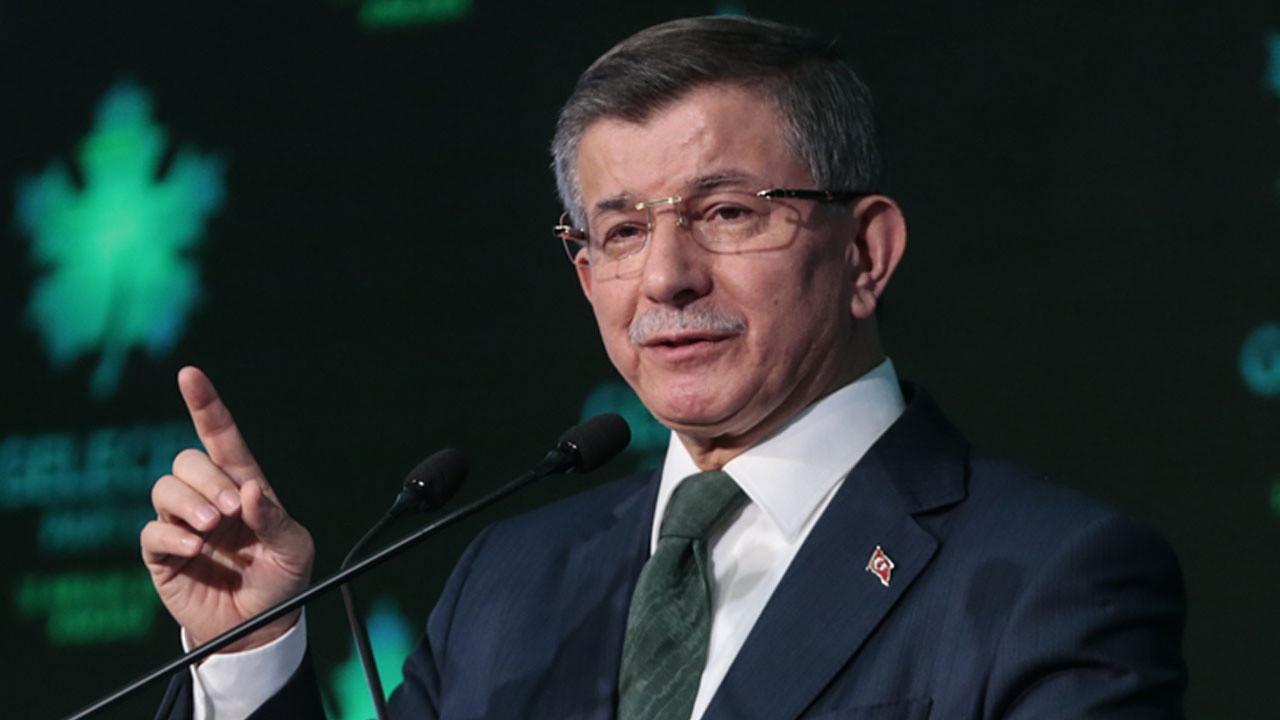 Davutoğlu: Eski bir arkadaşı olarak Erdoğan'ın haline üzülüyorum