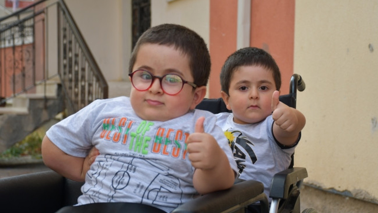 Cam kemik hastası ikizler için özel sandalye üretildi