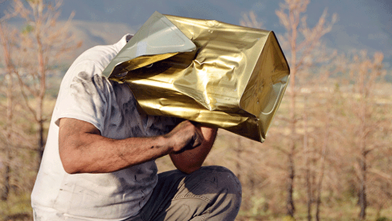 Profesör başına geçirdiği tenekeye tan tan vurarak ormanda dolaştı