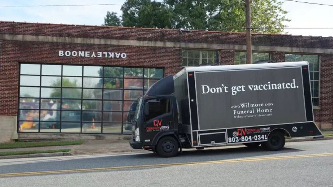 Cenaze işleri yapan şirketten 'Aşı olmayın' mesajı