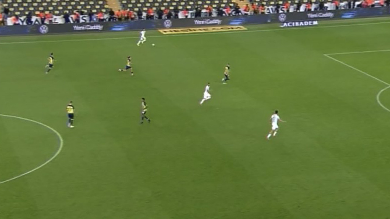 Cüneyt Çakır bu pozisyonda maçı bitirdi. Fener defansı tek kişiyle yakalanmıştı