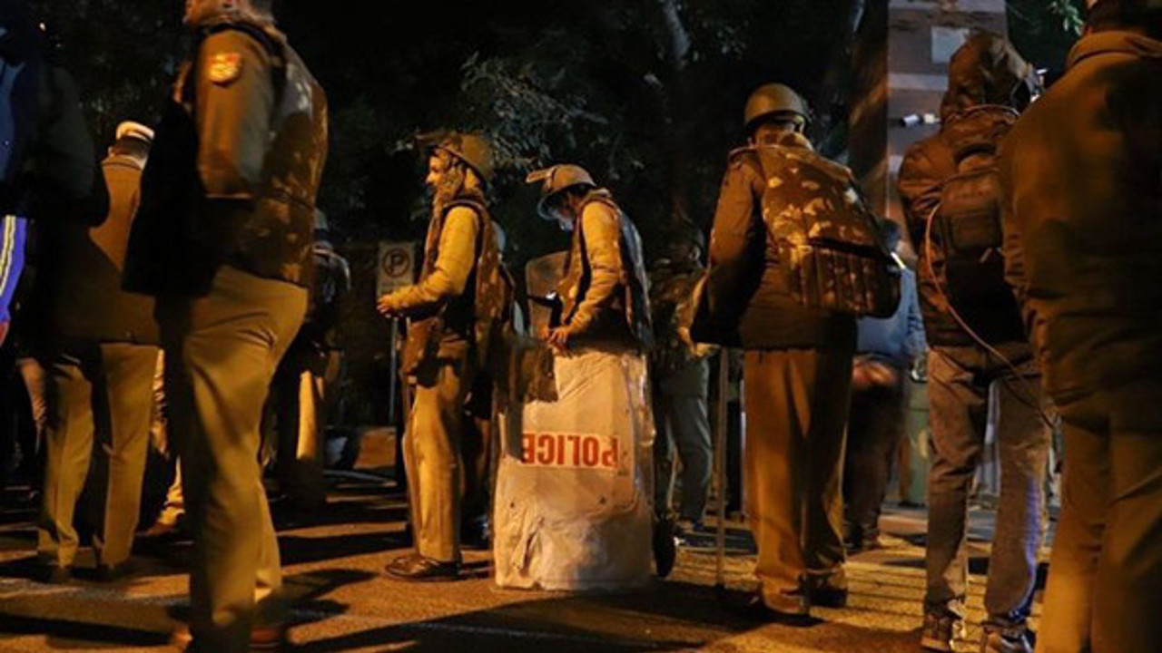 Avukat kılığına giren silahlı kişiler duruşma salonunda gangsteri öldürdü