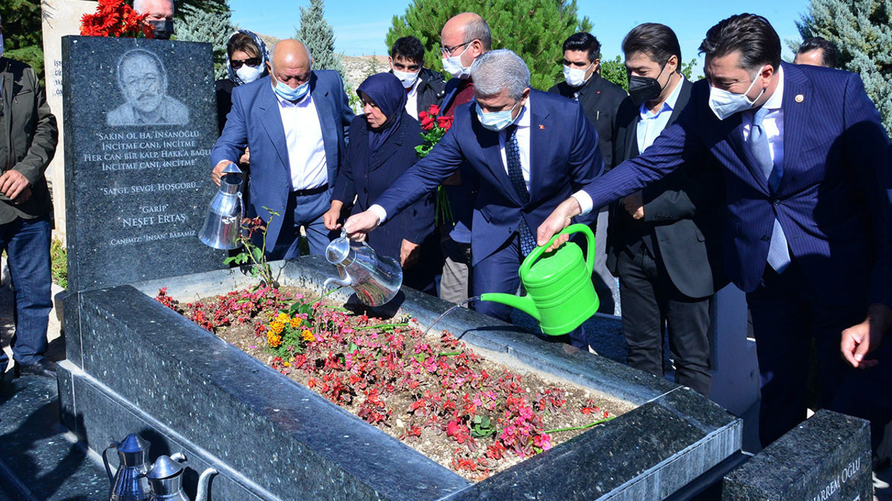 Neşet Ertaş mezarı başında anıldı