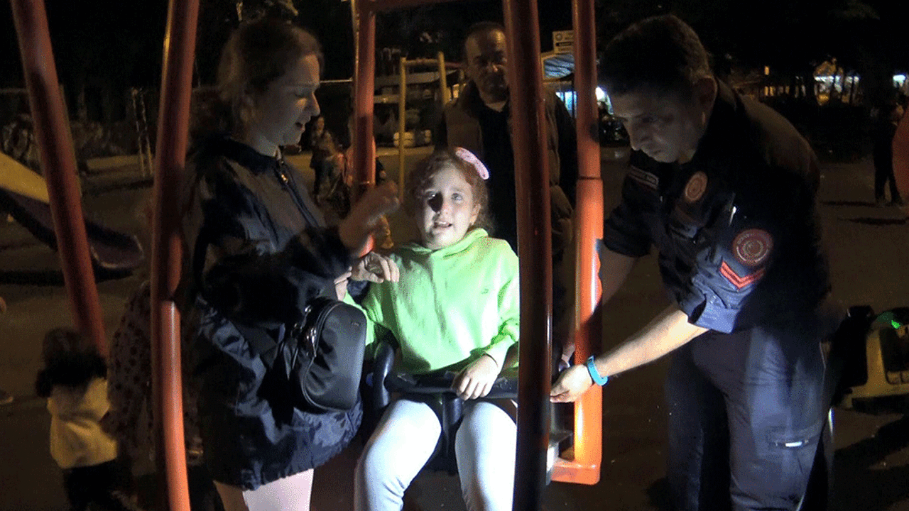 Avcılar'da küçük kız salıncakta sıkıştı