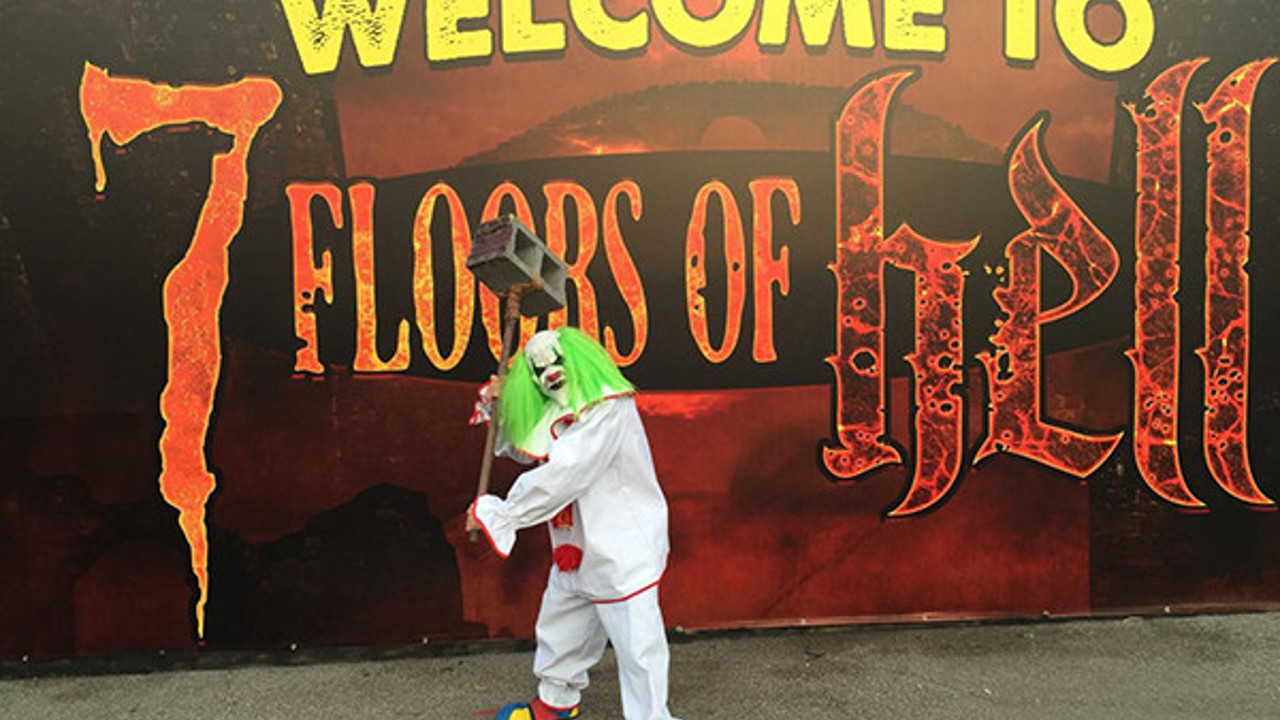 Korku evi çalışanı korkutamadığı çocuğu bıçakladı