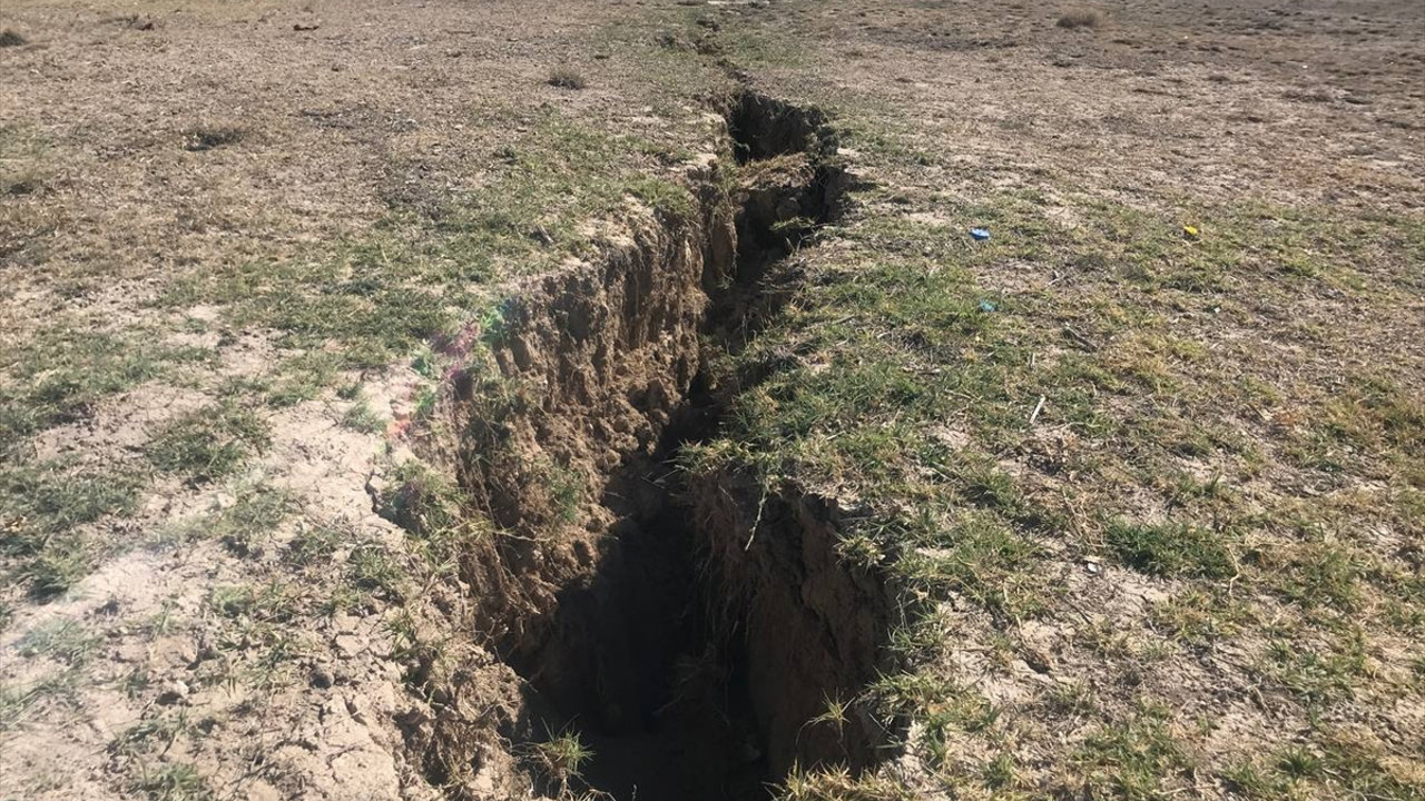 Konya'da mahalleli endişe içinde. Kilometrelerce uzunlukta, evlere kadar ulaştı