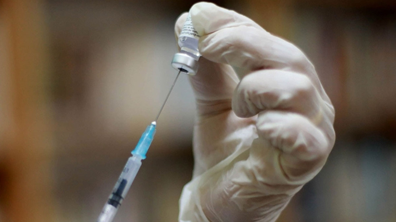 BioNTecH aşısının arkasındaki isim normale dönüşün tarihini verdi