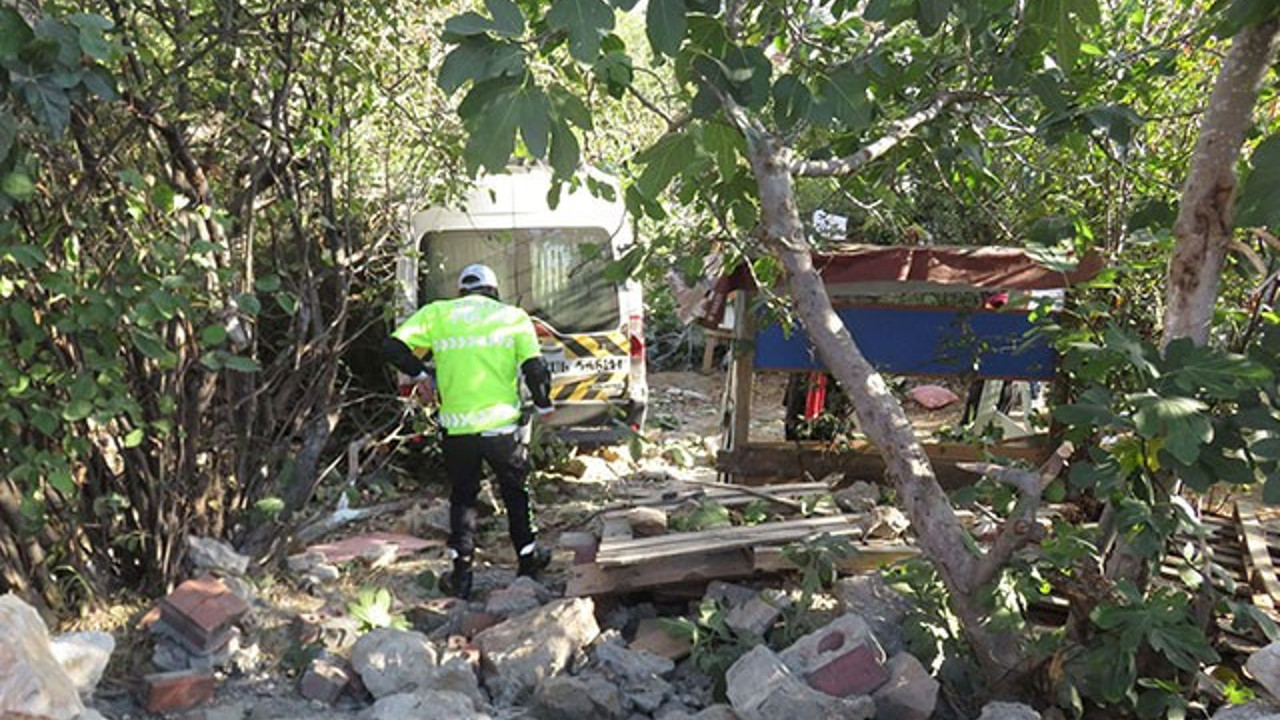 Üsküdar'da okul servisi bir evin bahçesine girdi