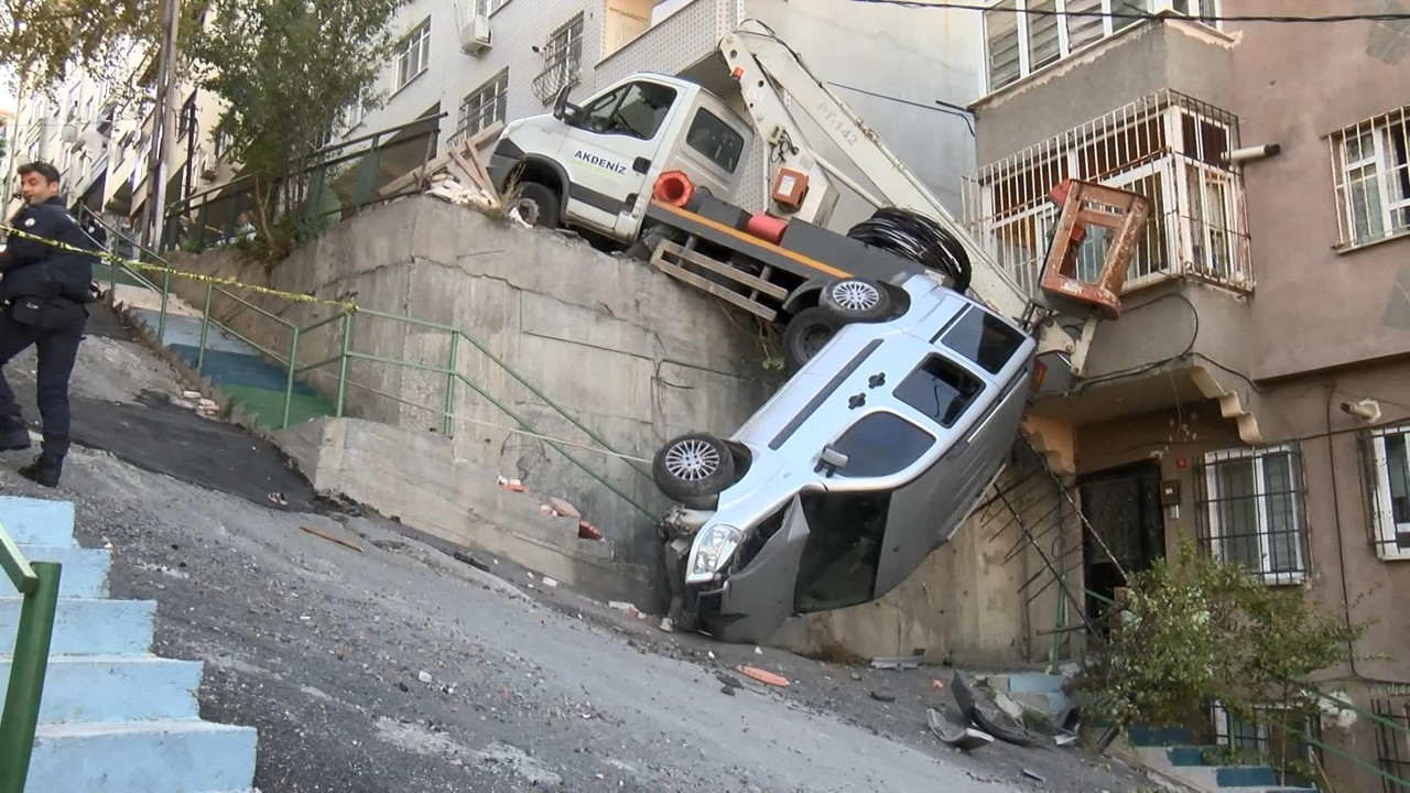 İstanbul'da yokuştan kayan araç, başka bir aracı düşürdü. Faciadan son anda döndüldü