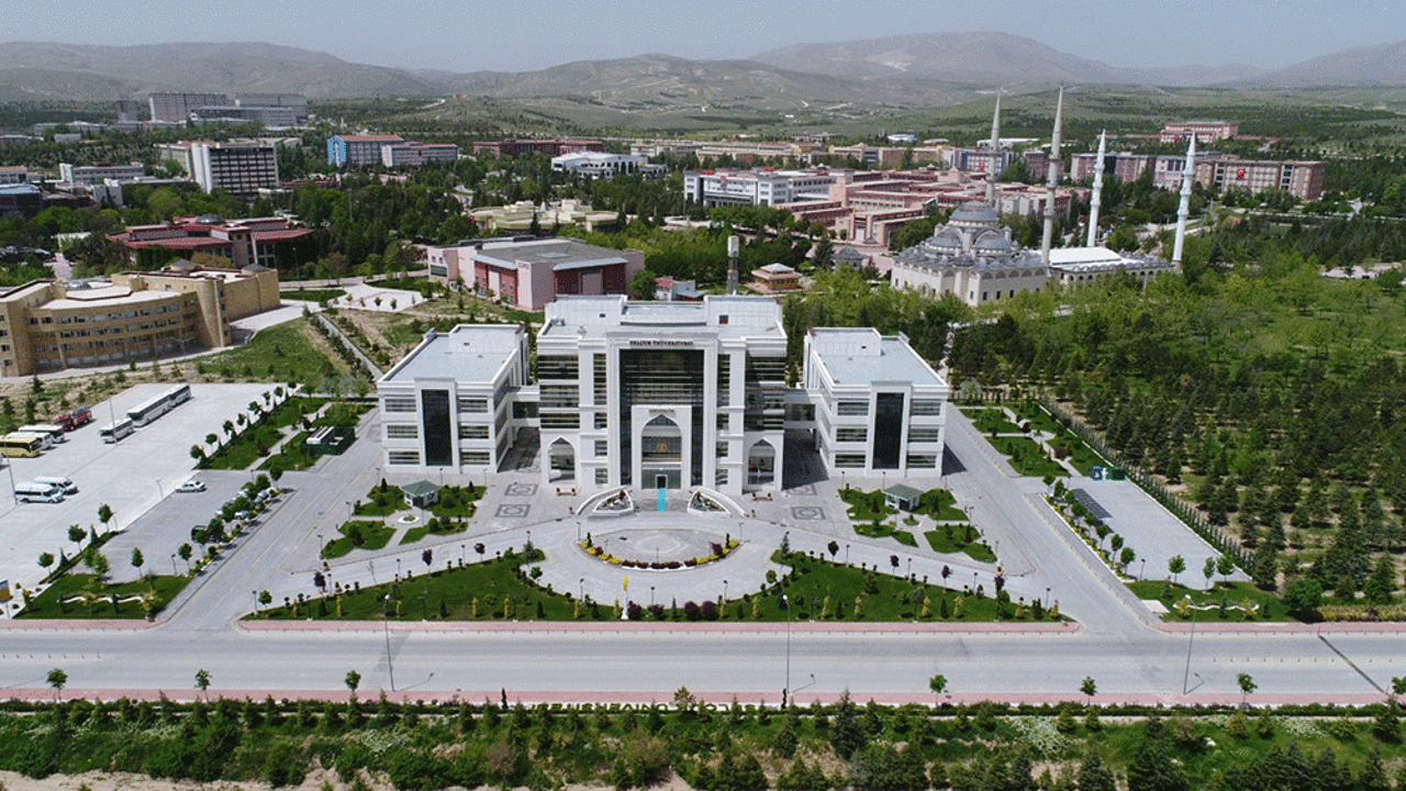 Aşısız öğrencilerin isimleri panoya asıldı