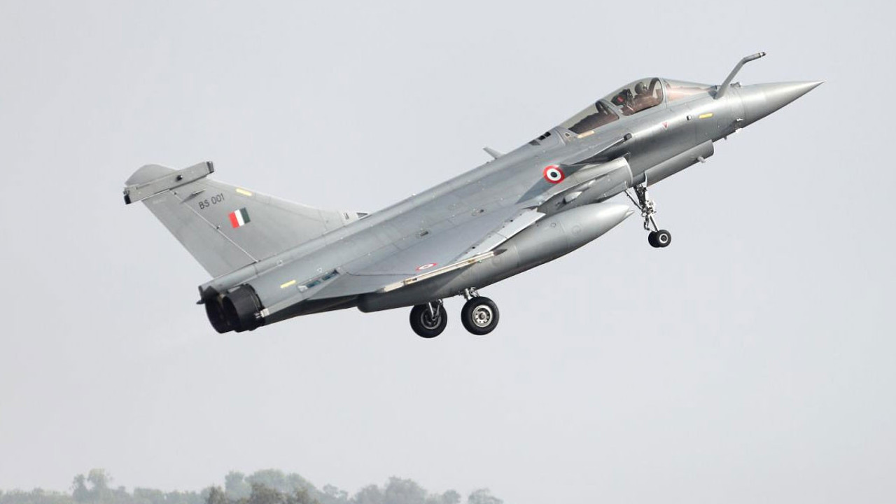 Cezayir hava sahasını Fransız askeri uçaklara kapattı