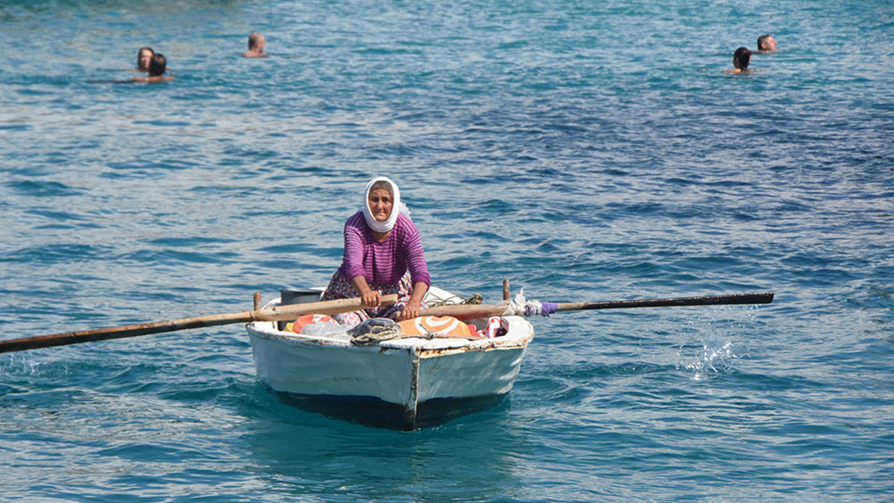 82 yaşındaki kadın ekmek parasını kürek çekerek denizden çıkarıyor