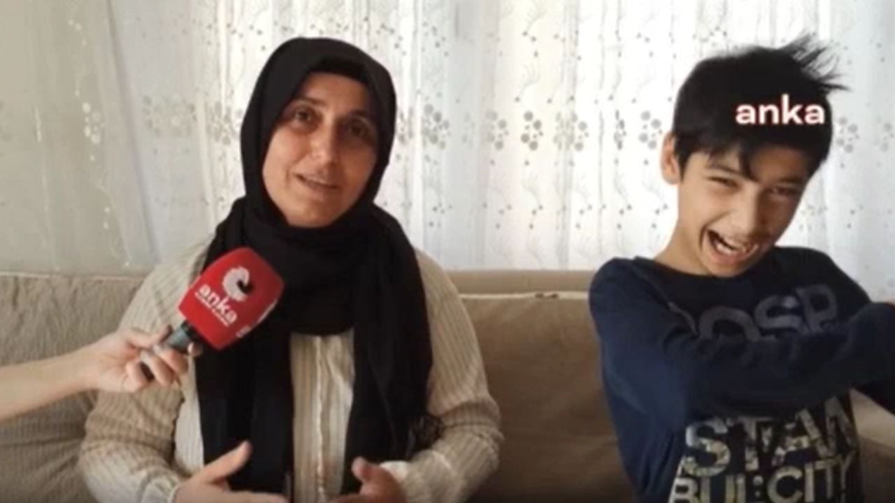 O şimdi okula gitmeden okumayı ayağı ile yazmayı öğrendi