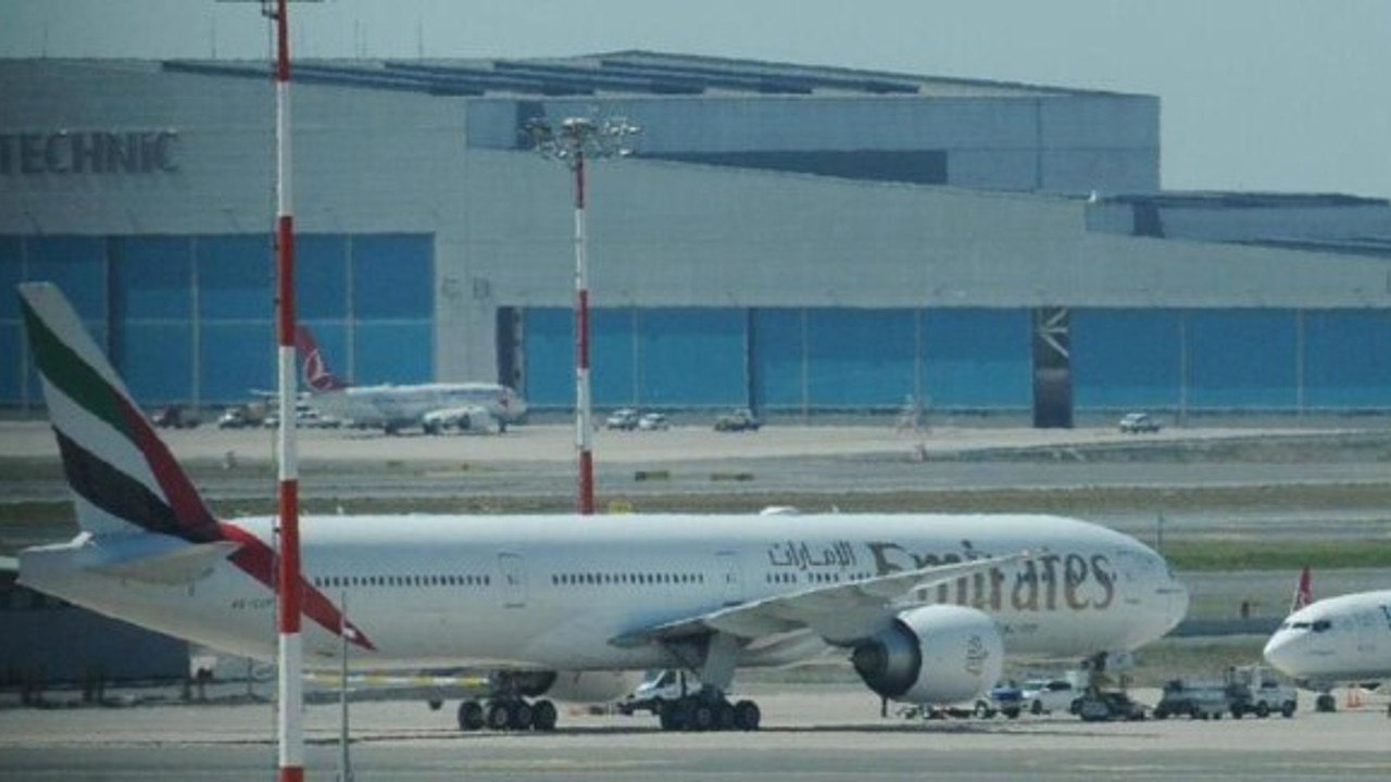 Dünyanın en büyük yolcu uçağı A380 İstanbul'a acil iniş yaptı