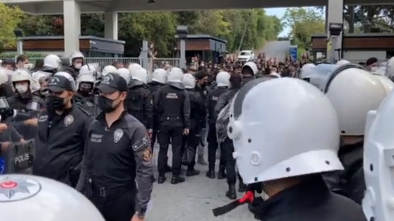 Basının ilacı olsa keline sürerdi. Boğaziçili öğrenciler "Basın buraya" diye bağırdı