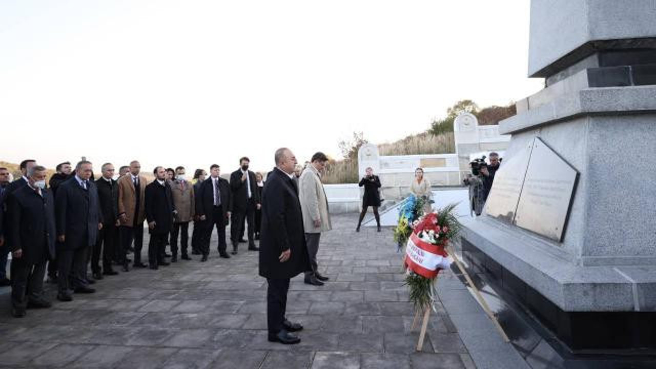 Bakan Çavuşoğlu'ndan Ukrayna'daki şehitliklere ziyaret