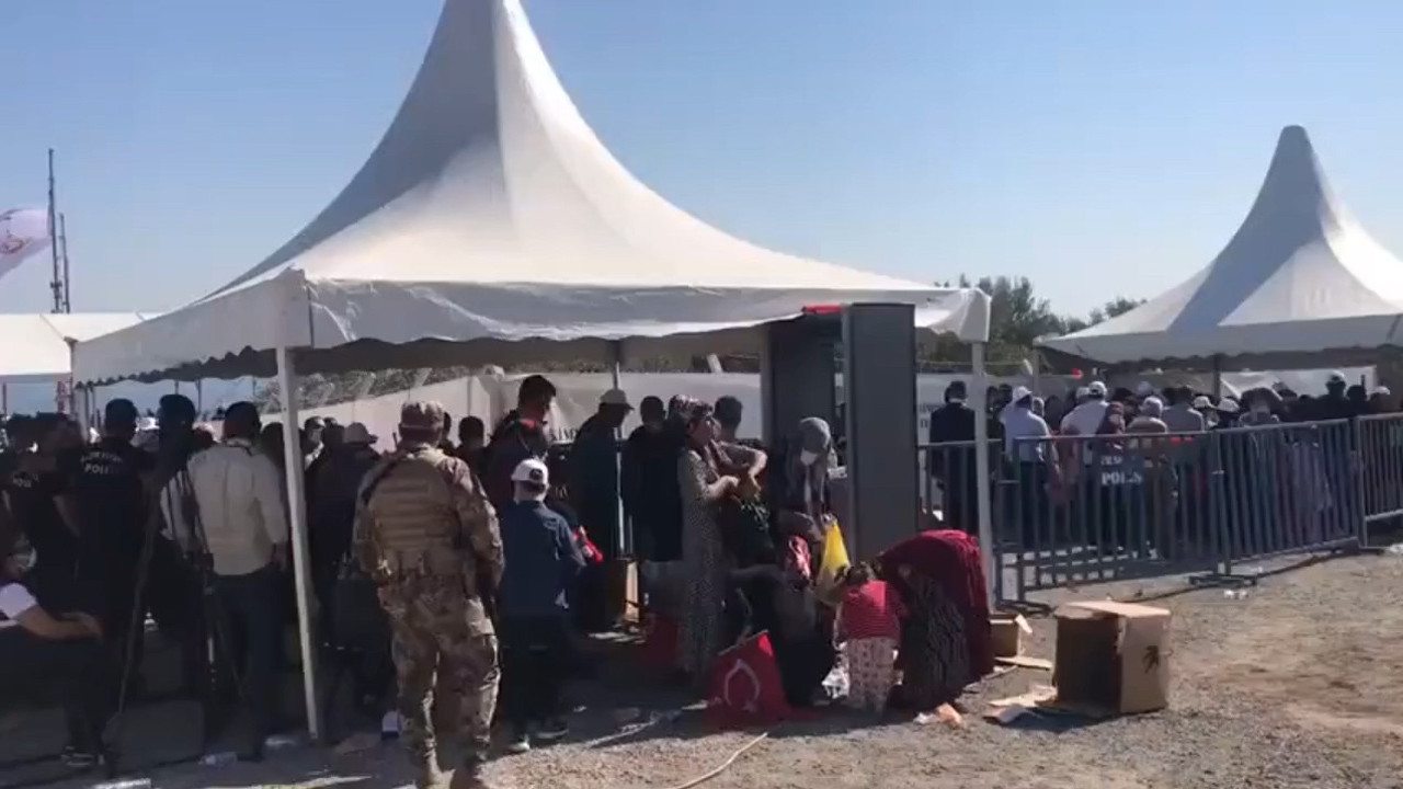 Bu görüntüler Erdoğan’ın katıldığı törende çekildi! Halk artan yiyecekleri topladı