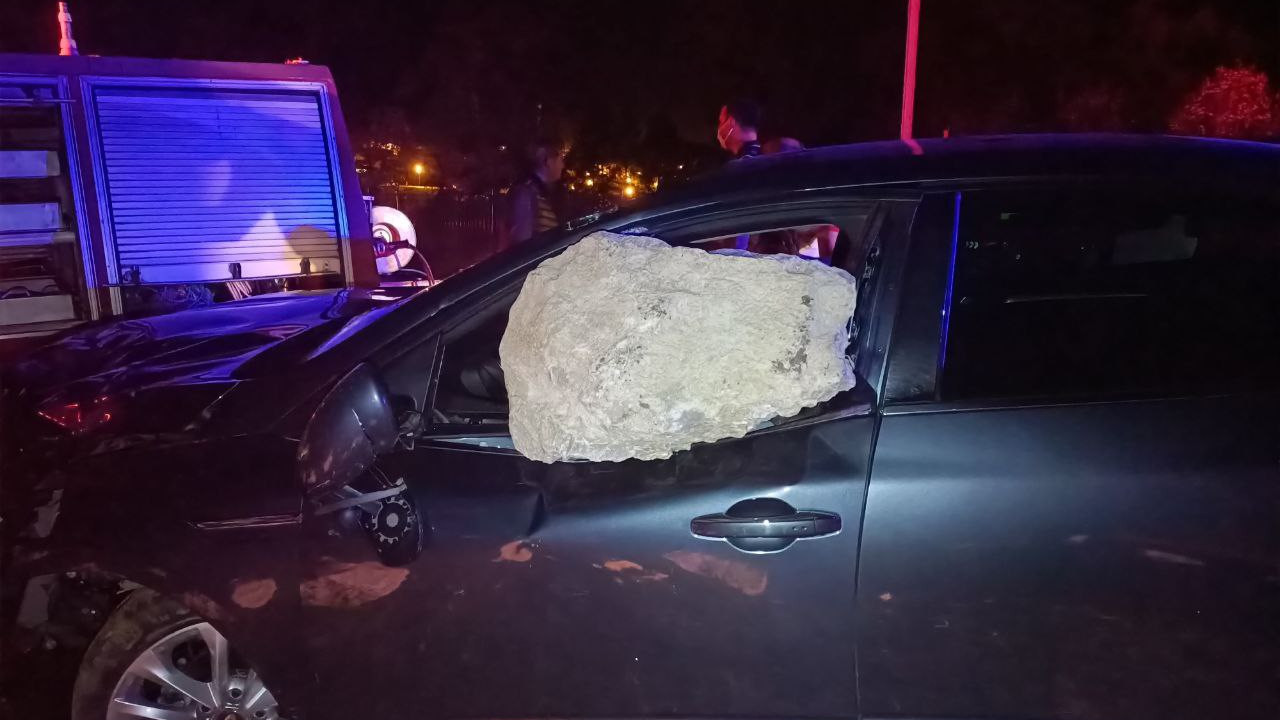 Tokat'ta çarptığı kaya aracına saplandı